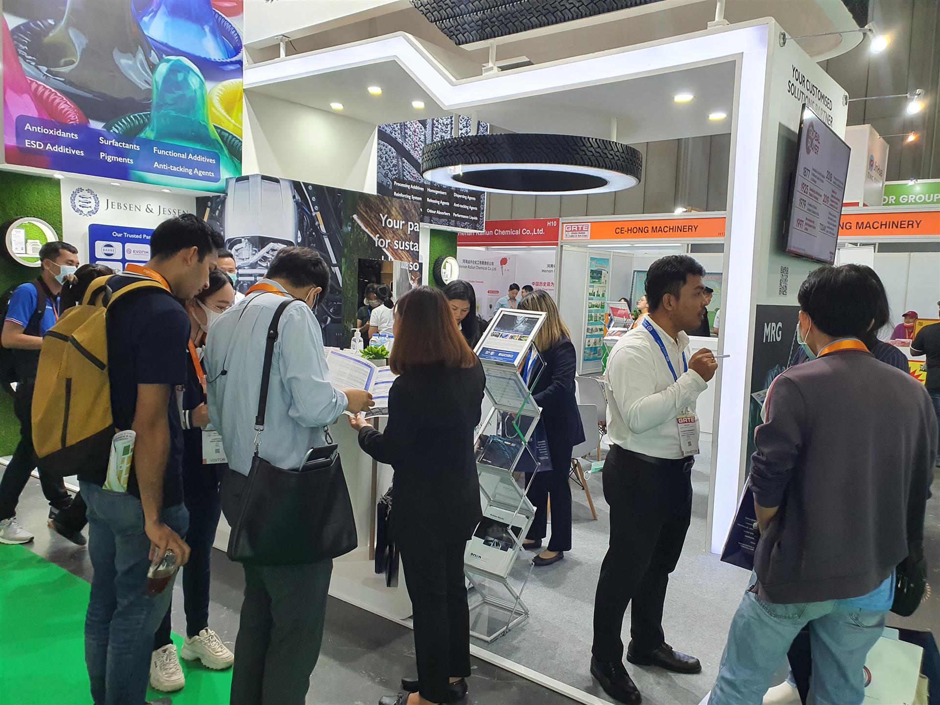 GRTE 10 (Custom) Visitors coming to our booth at GRTE