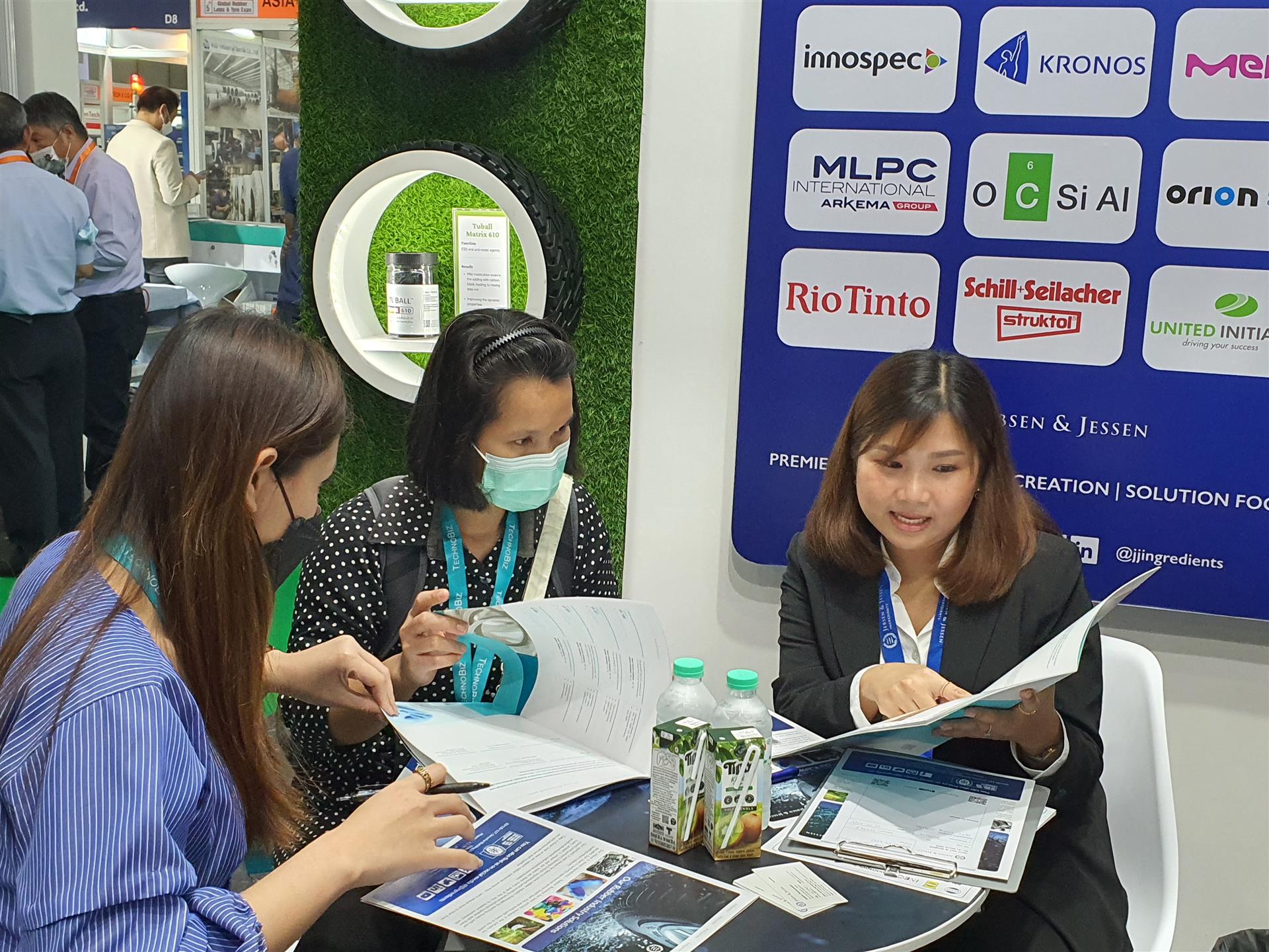 GRTE 4 (Custom) Bell reviewing products and solutions on offer with booth visitors