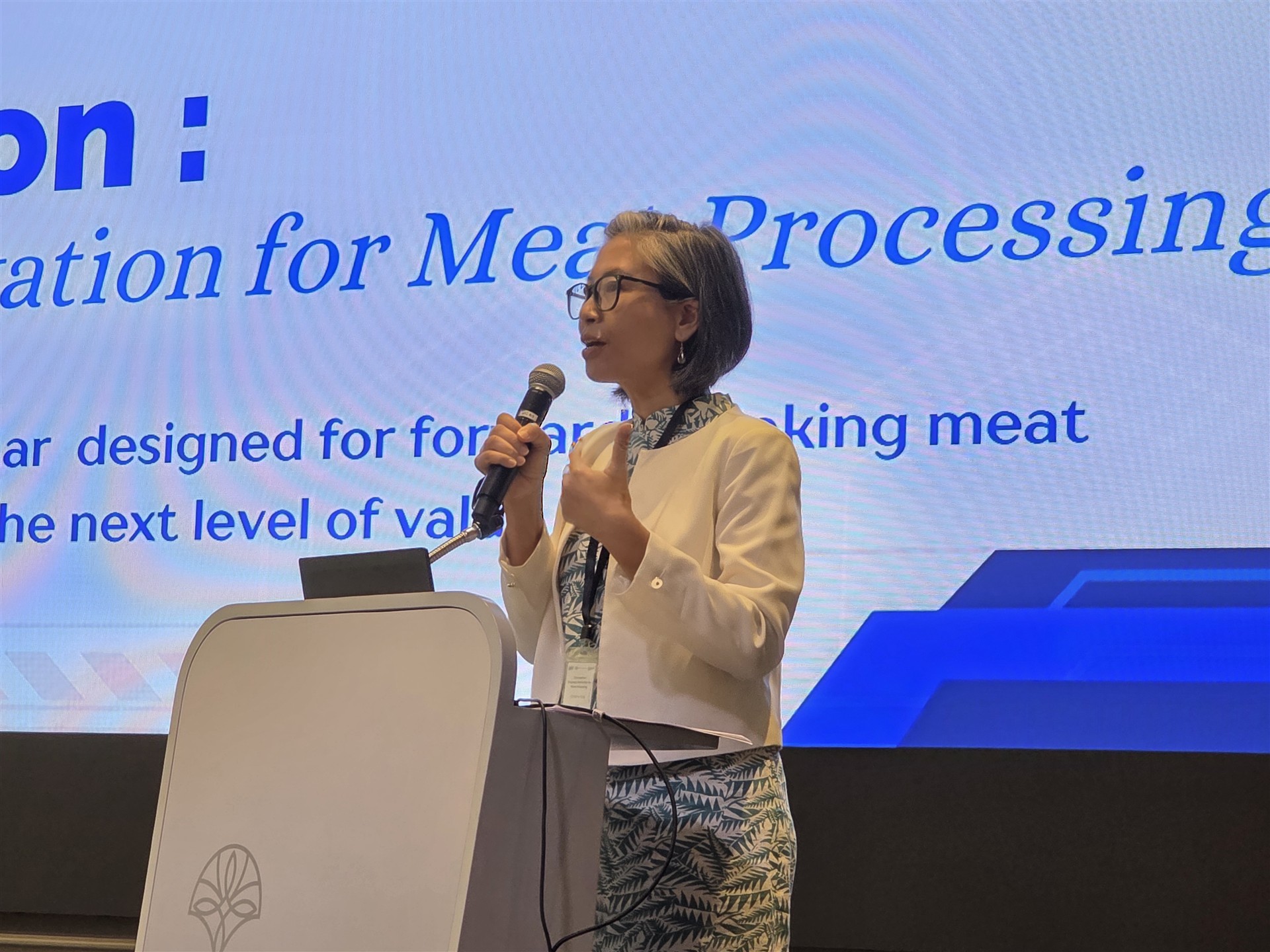 Presenter Paul CM receiving award