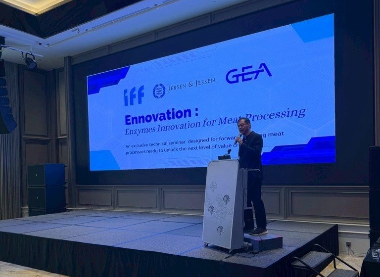 Songsin JJIT Paul CM receiving award