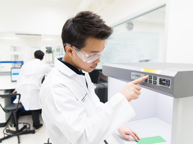 coating-lab-technician-machine-2 coating-lab-technician-machine-2